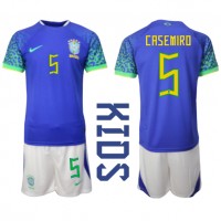 Dječji Nogometni Dres Brazil Casemiro #5 Gostujuci SP 2022 Kratak Rukav (+ Kratke hlače)